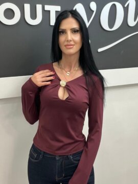 ΜΠΛΟΥΖΑ  ΜΕ ΑΝΟΙΓΜΑΤΑ ΣΤΟ ΣΤΗΘΗΣ ΜΠΟΡΝΤΩ