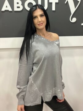 ΜΠΛΟΥΖΑ ΜΕ ΛΕΠΤΟΜΕΡΙΕΣ ΑΠΟ ΣΤΡΑΣ ΓΚΡΙ